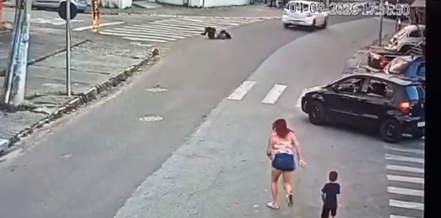 arrastada por carro de aplicativo